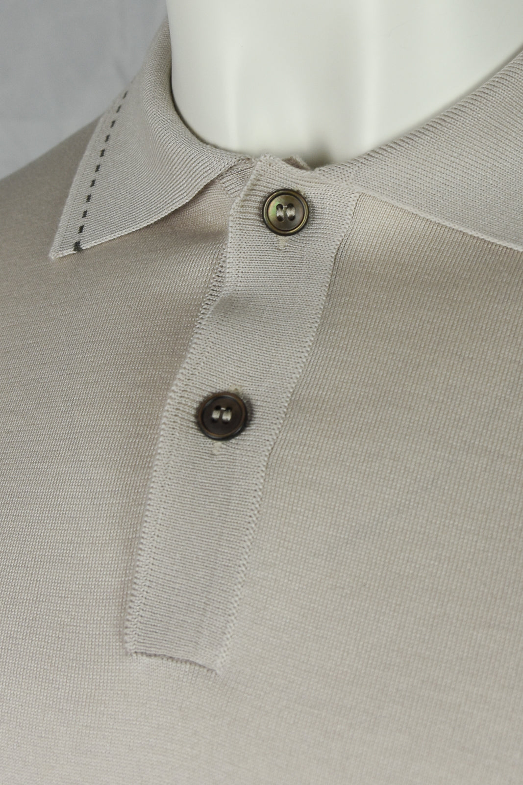 Zattura Silk Mix Two Button Stitch Collar Polo (Stone Beige)